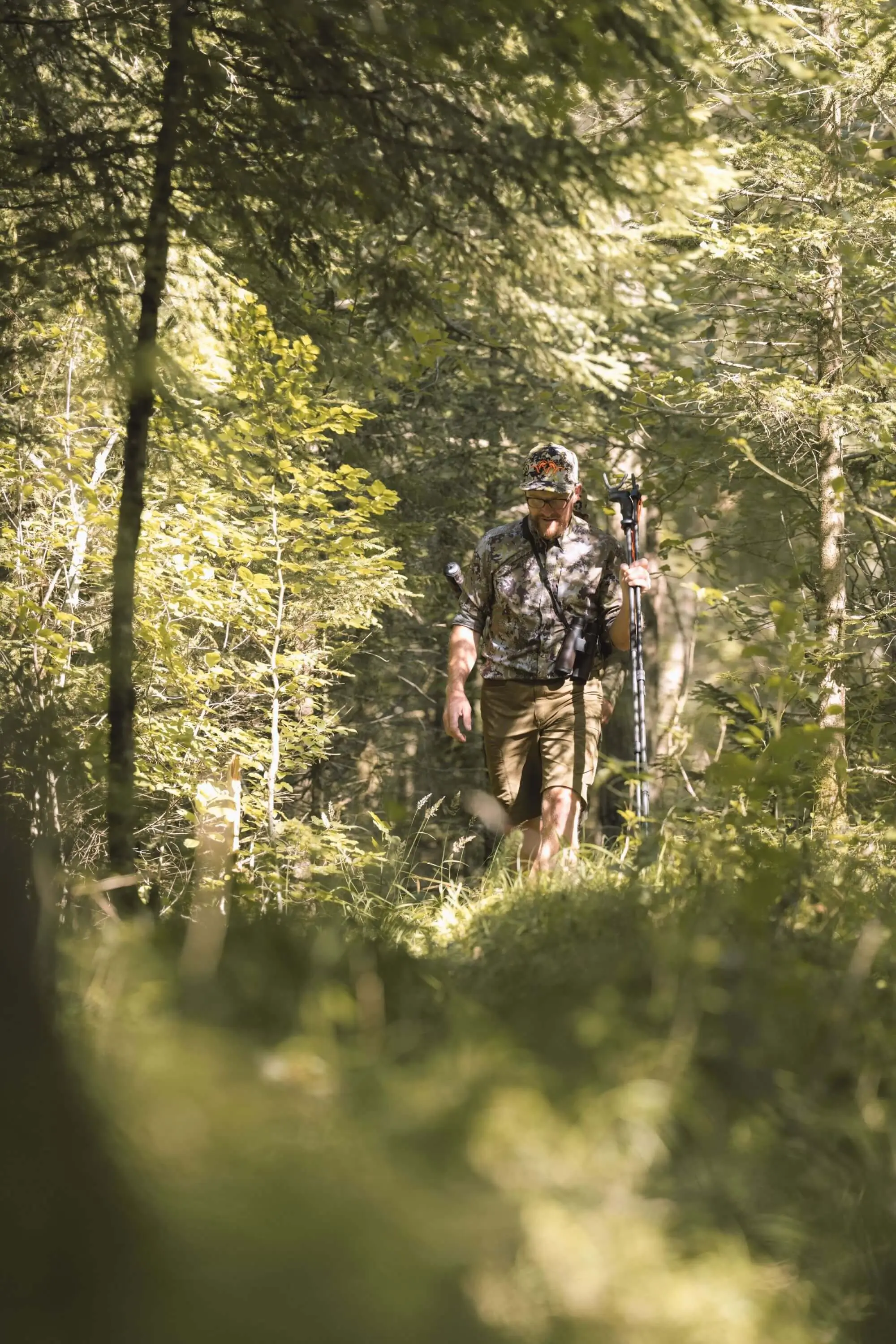 Jäger im Wald mit Airflow-Bekleidung