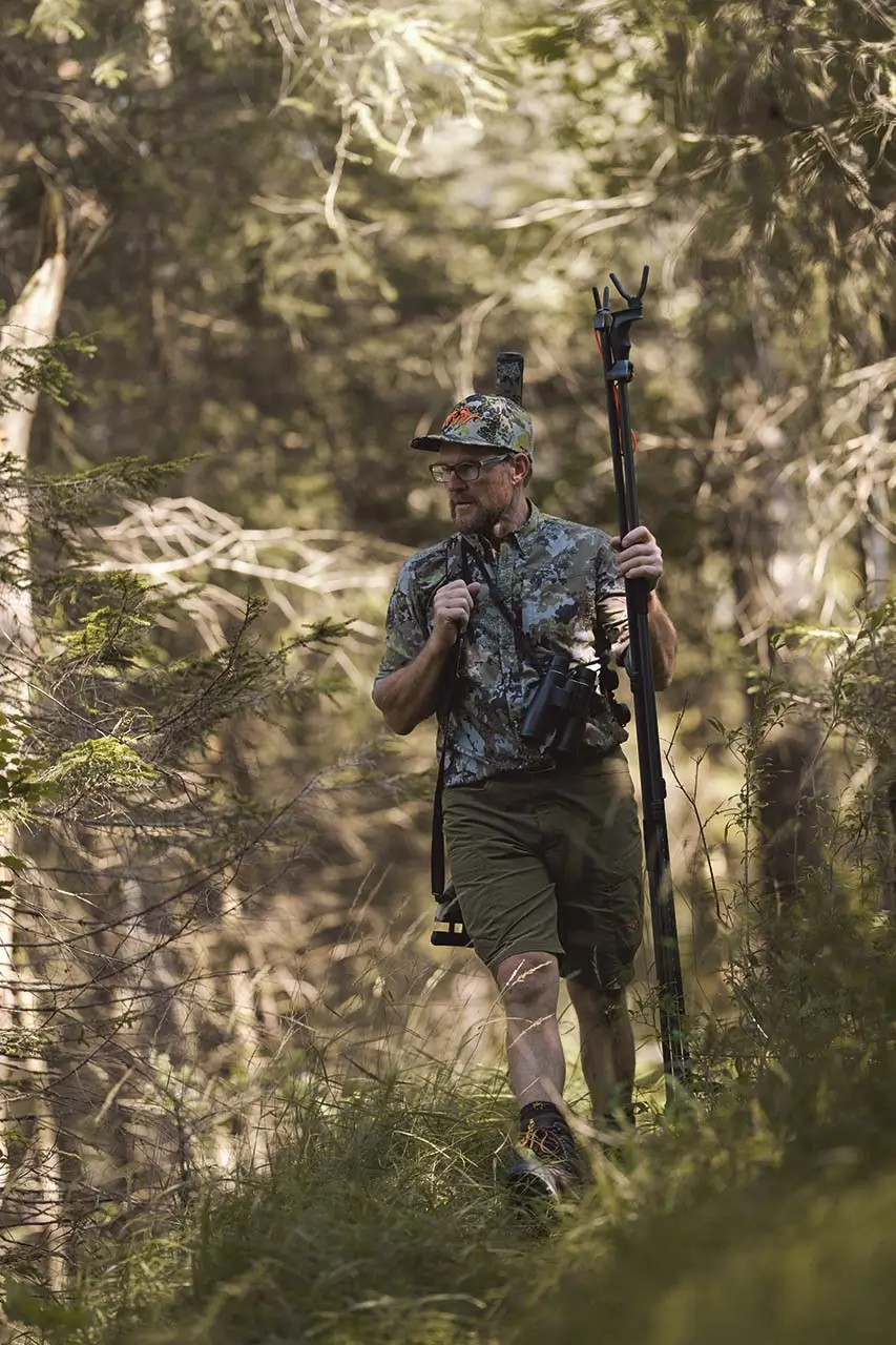 Jäger trägt Blaser Airflow Hemd und Shorts im Wald
